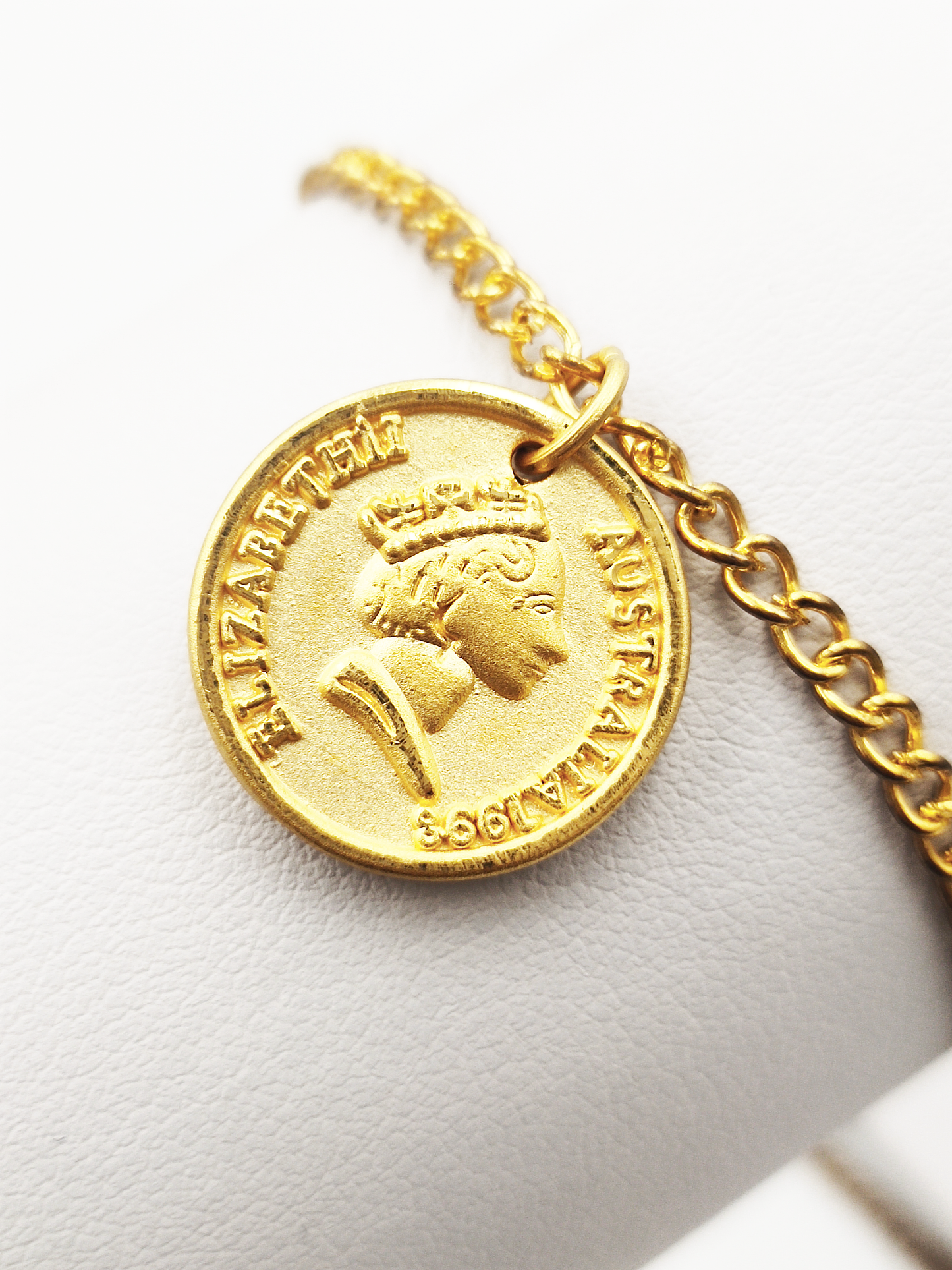 999 (5G) Queen Coin Pendant
