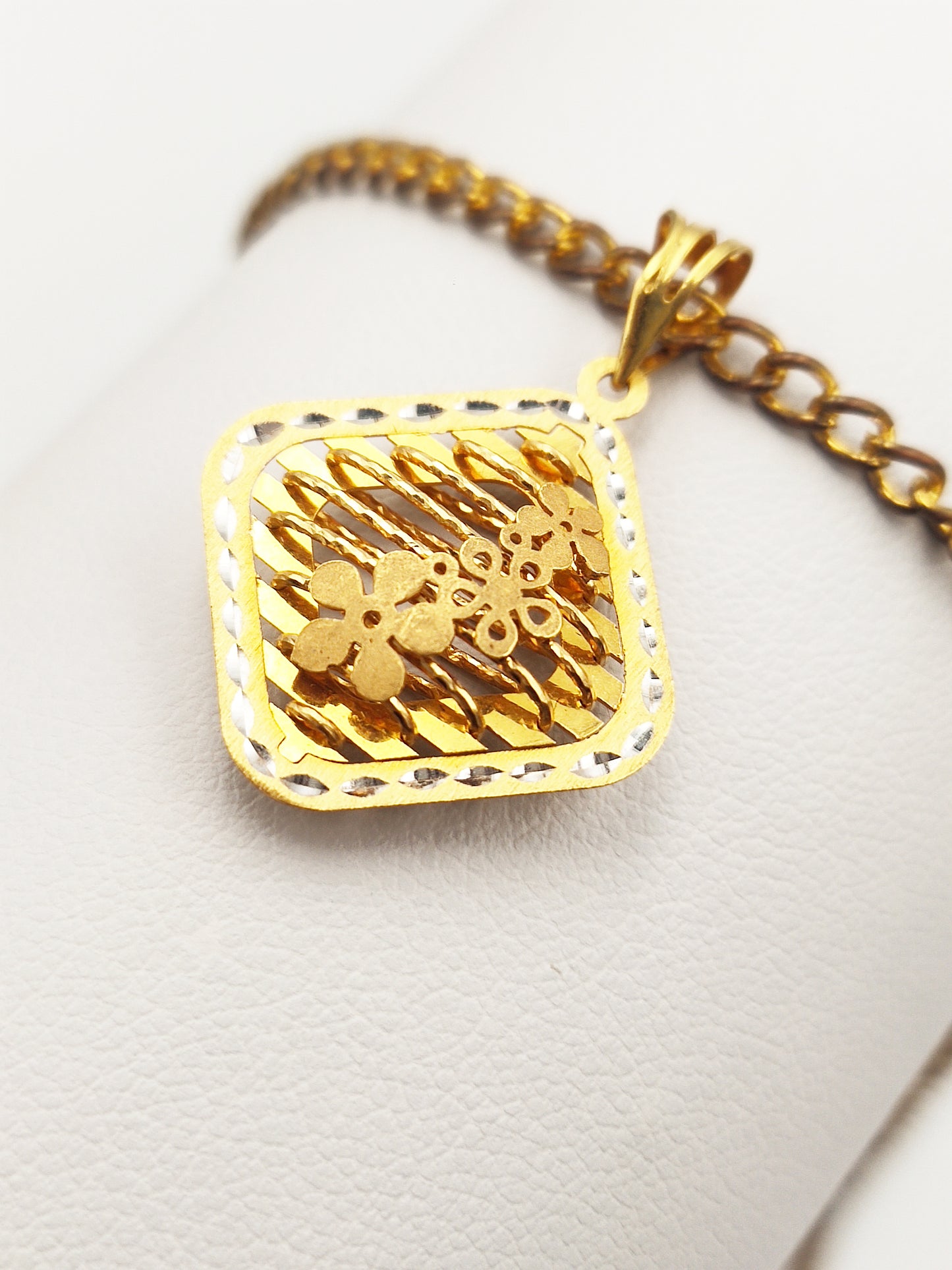 916 Flower Square Pendant