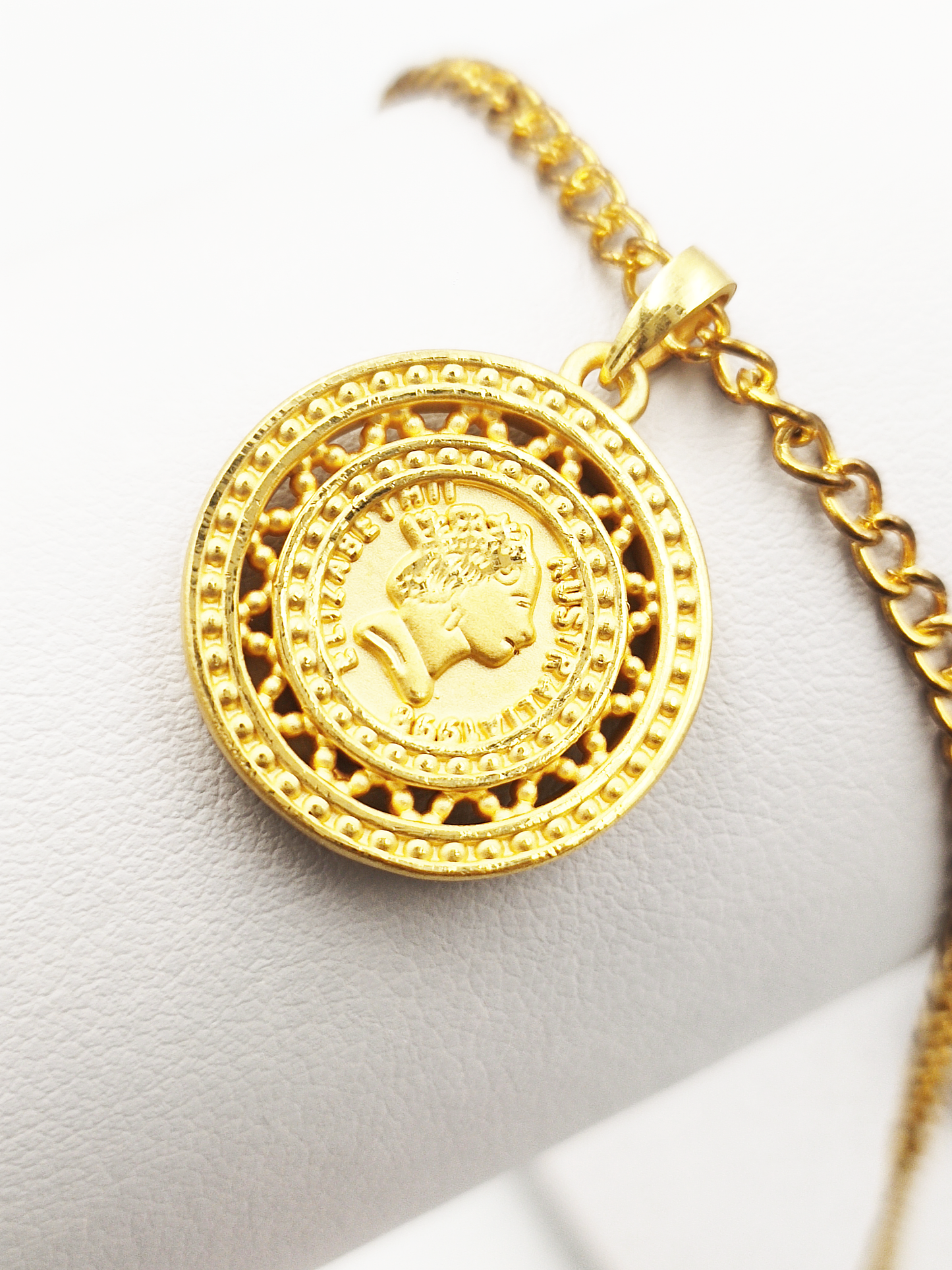 999 (5G) Queen Coin Pendant