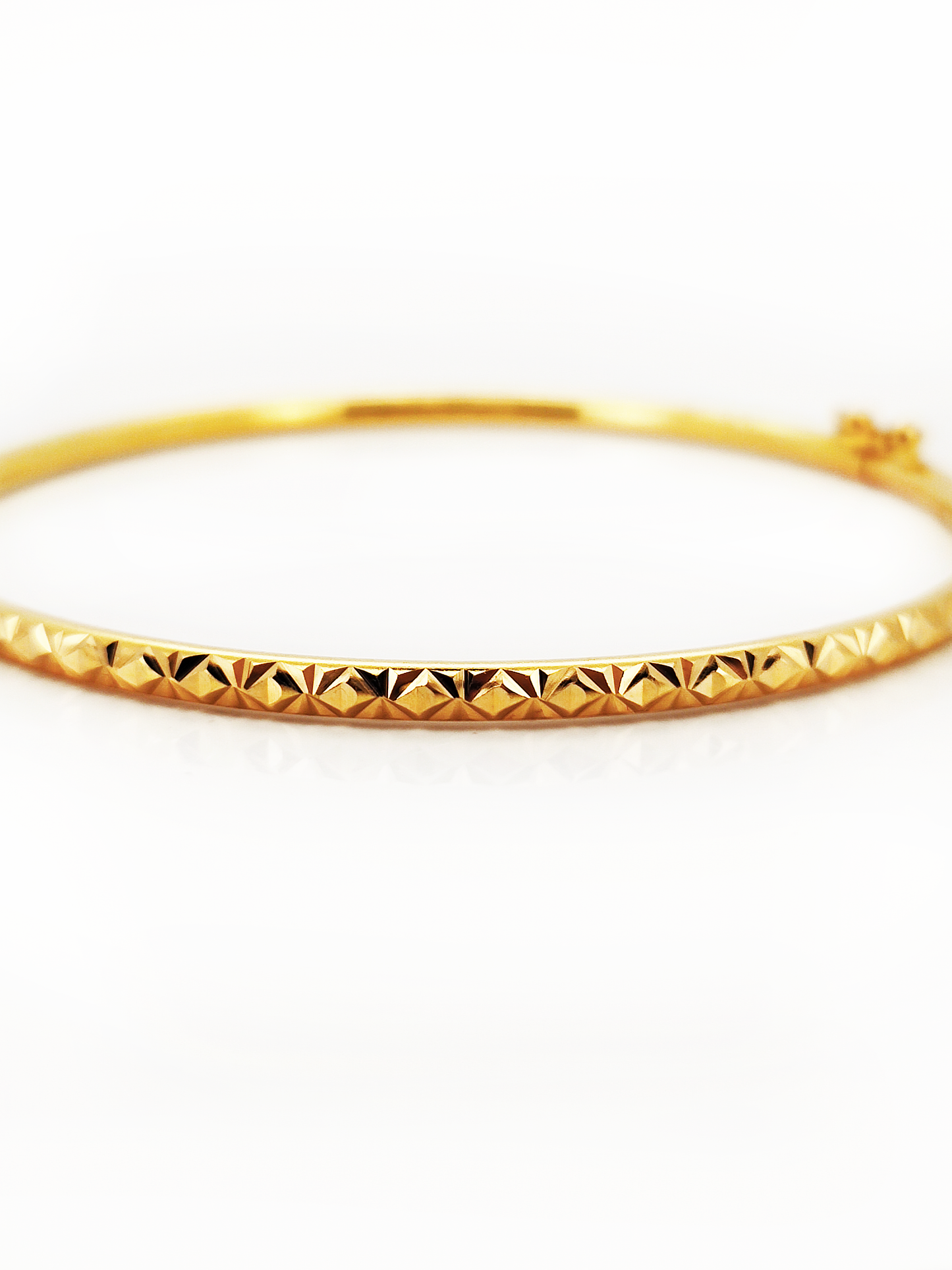 916 Diamond Cut Bangle